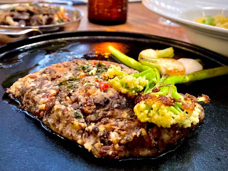 If you're looking for a Las Vegas steakhouse with vegan options, check out Carversteak. Carversteak is a vegan-friendly restaurant at Resorts World. Carversteak is a Las Vegas steakhouse with vegan options. For more vegan options in Las Vegas visit www.vegansbaby.com