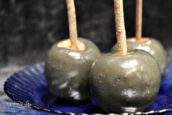 Round-up of spooky vegan Halloween recipes from vegan recipe bloggers. For more vegan recipes, visit www.vegansbaby.com